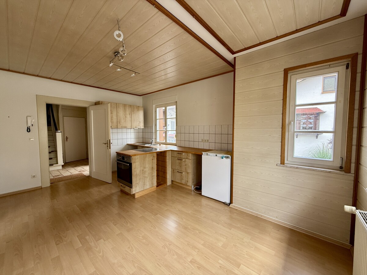 Großzügige 2-ZKB-Wohnung mit überdachtem Balkon und Blick auf den Seebach - ruhige Lage im Zweiparteienhaus - Photo 2