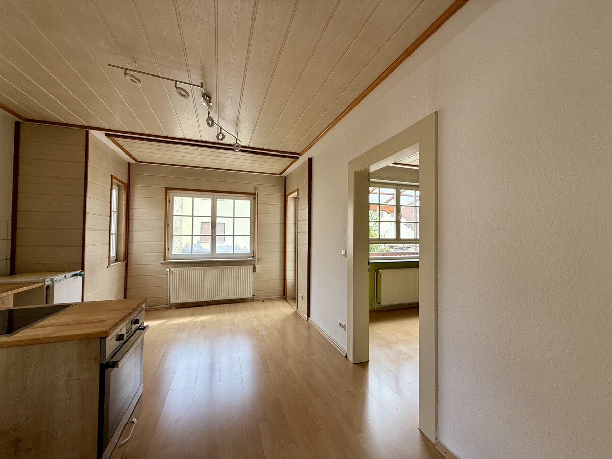 Großzügige 2-ZKB-Wohnung mit überdachtem Balkon und Blick auf den Seebach - ruhige Lage im Zweiparteienhaus - Photo 1