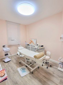EGGewerbeBehandlungszimmer2 Wohn- und Gesch�ftshaus sowie Gewerbeimmobilie mit insgesamt acht vermieteten Einheiten
