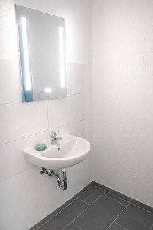 1. OG rechts Bad 1 Aufteilerobjekt - Irish Pub und moderne Apartments - Sichere Einnahmequelle