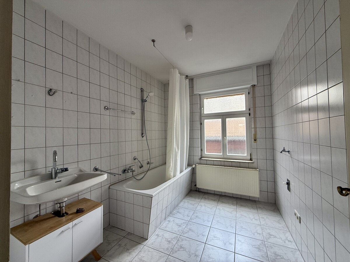 Großzügige 2-ZKB-Wohnung mit überdachtem Balkon und Blick auf den Seebach - ruhige Lage im Zweiparteienhaus - Photo 3