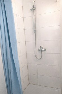 1. OG rechts Dusche Aufteilerobjekt - Irish Pub und moderne Apartments - Sichere Einnahmequelle