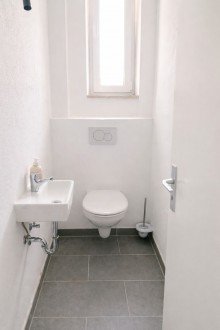 1. OG rechts WC Aufteilerobjekt - Irish Pub und moderne Apartments - Sichere Einnahmequelle