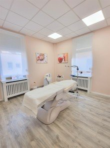 EGGewerbeBehandlungszimmer Wohn- und Gesch�ftshaus sowie Gewerbeimmobilie mit insgesamt acht vermieteten Einheiten