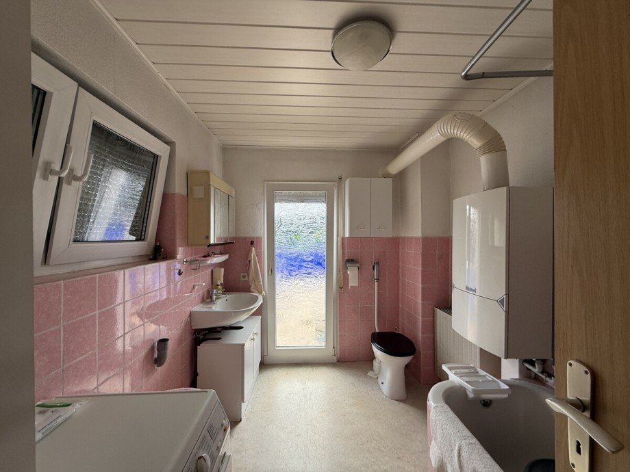 OG Badezimmer mit Zugang zum Balkon Einfamilienhaus Worms